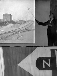 222800 Afbeelding N.S.-propagandist Van Reenen tijdens een personeelsavond voor fabriekspersoneel te Amersfoort, ...